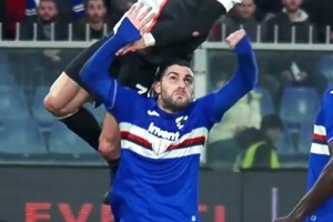 超級(jí)變態(tài)滯空！當(dāng)年C羅這記炸裂頭球破門(mén)震驚足壇！