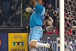 卡洛斯的任意球很恐怖嗎？布馮：老哥我單手就能撲！