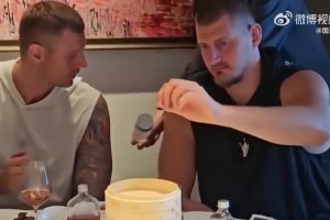 被楊瀚森完爆！約基奇體驗(yàn)吃北京烤鴨 他哥連隔離紙都吃??