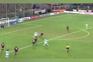 一代宗師齊達內(nèi)！只用一個動作就能過掉三個人！