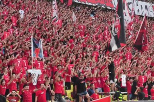 聲援韋世豪！成都球迷第7分鐘齊呼韋世豪+舉7號球衣