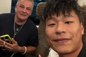 ??這也太幸運(yùn)了吧！球迷坐高鐵偶遇巴喬和卡洛斯！