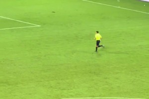 王大雷紅牌罰下很無奈！現(xiàn)場蓉城球迷：再見！王大雷