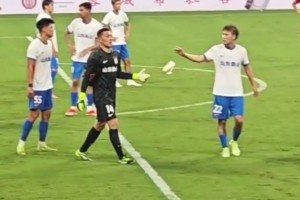 現(xiàn)場球迷實拍：王大雷染紅后怒扔隊長袖標??