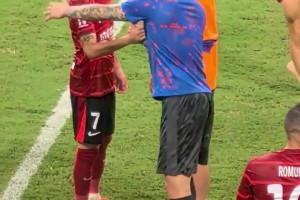 遭紅牌罰下！賽后王大雷找韋世豪握手！