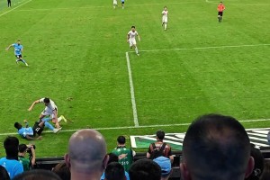 不服！大連球迷曬視頻：我們一個(gè)好的進(jìn)攻機(jī)會(huì)，被裁判無(wú)情誤判