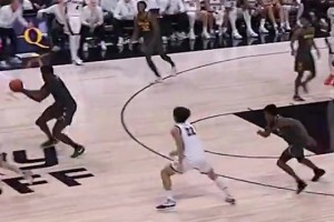 實(shí)在太羞辱了！NCAA賽場(chǎng)此前上演殘暴騎人死亡隔扣??