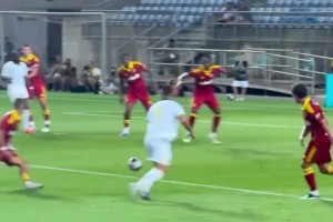 再見少年拉滿弓，不懼歲月不懼風(fēng)！40歲羅哥頭頂腳踢帽子戲法