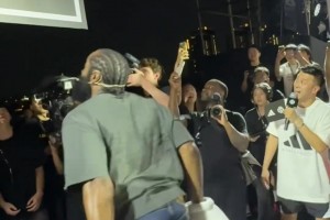 “哈登真是沒(méi)一點(diǎn)架子和球迷玩成一團(tuán)！??