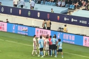 兩隊(duì)爆發(fā)沖突！現(xiàn)場(chǎng)大連球迷齊喊：紅牌！??