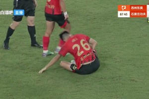 鏡頭顯示：胡靖昏厥前幾分鐘曾與對手發(fā)生沖撞，手捂腹部表情痛苦