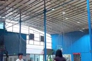 救了一命！中甲外援率先發(fā)現(xiàn)對手倒地，第一時間大叫讓其救治??