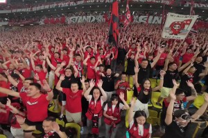 中超第一魔鬼主場??成都蓉城《赤血忠魂》賽后謝場