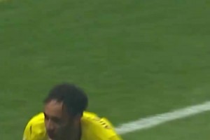 太搞了！名場(chǎng)面：意大利奪冠，博努奇發(fā)布會(huì)狂喝啤酒和可樂(lè)！