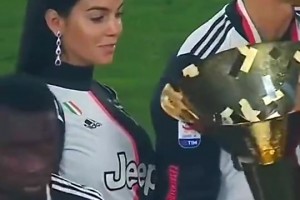 C羅名場(chǎng)面：獎(jiǎng)杯誤傷迷你羅和喬治娜胸口??