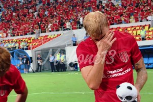 別哭，進(jìn)亞冠正賽了！成都蓉城球員賽后謝場，外援萊切特落淚！