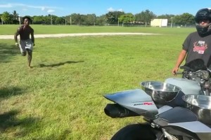 Siuuu?。?！甲亢哥挑戰(zhàn)蜻蜓點(diǎn)水成功后模仿C羅慶祝