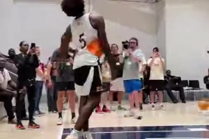 這個第一次見！空中轉(zhuǎn)體360跨人扣籃，絲滑完成！