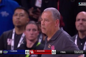 瘋三決賽離譜名場面！堅決絕殺出手，結果把球放地上…教練傻眼了