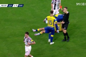 沒(méi)有必要的動(dòng)作！坎比亞索肘擊對(duì)手面部被直紅罰下！