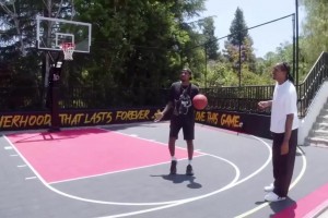 前騎士球員德隆蒂韋斯特～很難想像這是曾經(jīng)在NBA飛天遁地的人啊