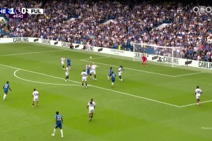 詹?。哼@個判罰爭議很大！主裁長時間回看后判點球，恩佐點射破門