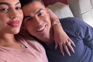 開眼了！喬治娜在私人飛機(jī)上展示20克拉大鉆戒