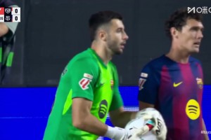 巴薩門(mén)將立功！霍安-加西亞神勇?lián)涑鰧?duì)手近距離打門(mén)！