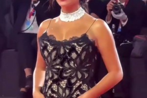 貴婦氣質(zhì)越來越濃！喬治娜亮相2025威尼斯電影節(jié)紅毯