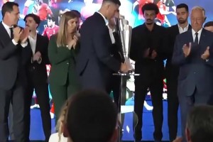 為兄弟而戰(zhàn)！葡萄牙眾將紀念若塔，C羅獻上歐國聯(lián)冠軍獎杯！