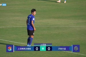 即便是代表皇馬攻破曼聯(lián)球門，C羅沒有選擇慶祝，表達著敬意