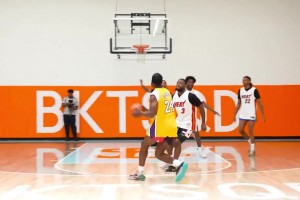 詹姆斯成都雙子塔打卡 ??后出發(fā)機(jī)場結(jié)束中國行！