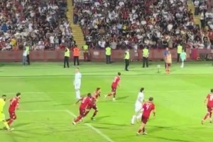 C羅都無(wú)奈了！給隊(duì)友喂到嘴邊的餅都不吃??