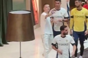 嚇了一跳！球迷突然上前拍照被C羅一把推開