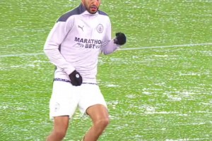 毫不講理！名場面：C羅任意球擊穿庫爾圖瓦，卡西一臉不可思議！