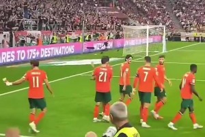 隊長！隊友進球后在主隊球迷區(qū)慶祝，C羅致歉+招呼隊友離開