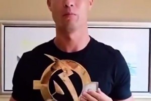 被葡超評為歷史最佳球員！C羅手捧獎杯錄制視頻回應