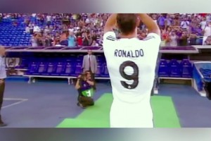 淚目！C羅09年初次登陸伯納烏！現(xiàn)場8萬人歡迎助威！