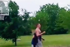 慢動作欣賞C羅面對曼聯(lián)的這粒頭球！膝蓋和埃弗拉的頭部一樣高