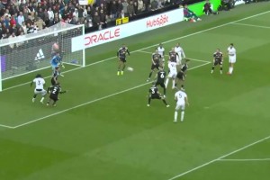 神奇的英超！利茲聯(lián)球員逆天烏龍上演壓哨絕殺??