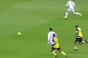 C羅穿上象征英雄的沙特長跑“比什特”，只有酋長和統(tǒng)治者才能穿