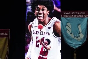 圣克拉拉大學(xué)的傳奇球員！杰威帶著總冠軍獎(jiǎng)杯重回母校！