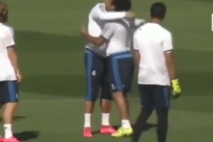 當(dāng)C羅擁抱馬塞洛后其他隊(duì)友都嫉妒了??