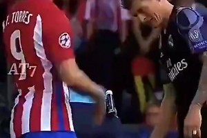 托雷斯怒推C羅！拉莫斯示意C羅用胳膊肘回?fù)??