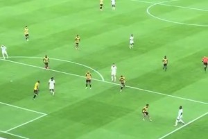 球迷：看看C羅的搶點意識，其他人都一動不動，他已經(jīng)領(lǐng)先一步了