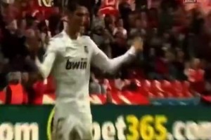 野獸般身體！當(dāng)年C羅被鏟倒后，立刻示意馬競球員再上點強度??