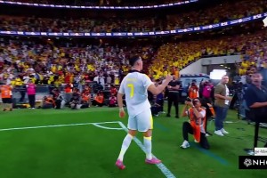 C羅揮拳怒吼致意球迷，給費迪南德嚇了一跳??