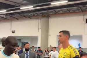 不是很熟？坎特從C羅旁邊經(jīng)過(guò)，沒(méi)有互動(dòng)??