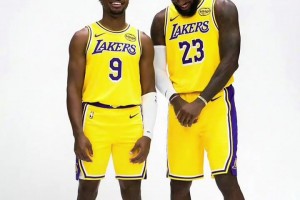 經(jīng)典回憶！小小羅超遠距離任意球攻破富勒姆球門