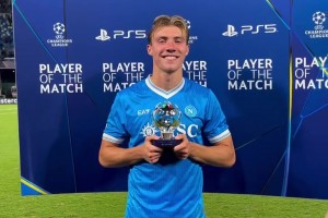 曼聯(lián)出品必屬精品！霍伊倫當(dāng)選全場(chǎng)領(lǐng)取獎(jiǎng)杯??